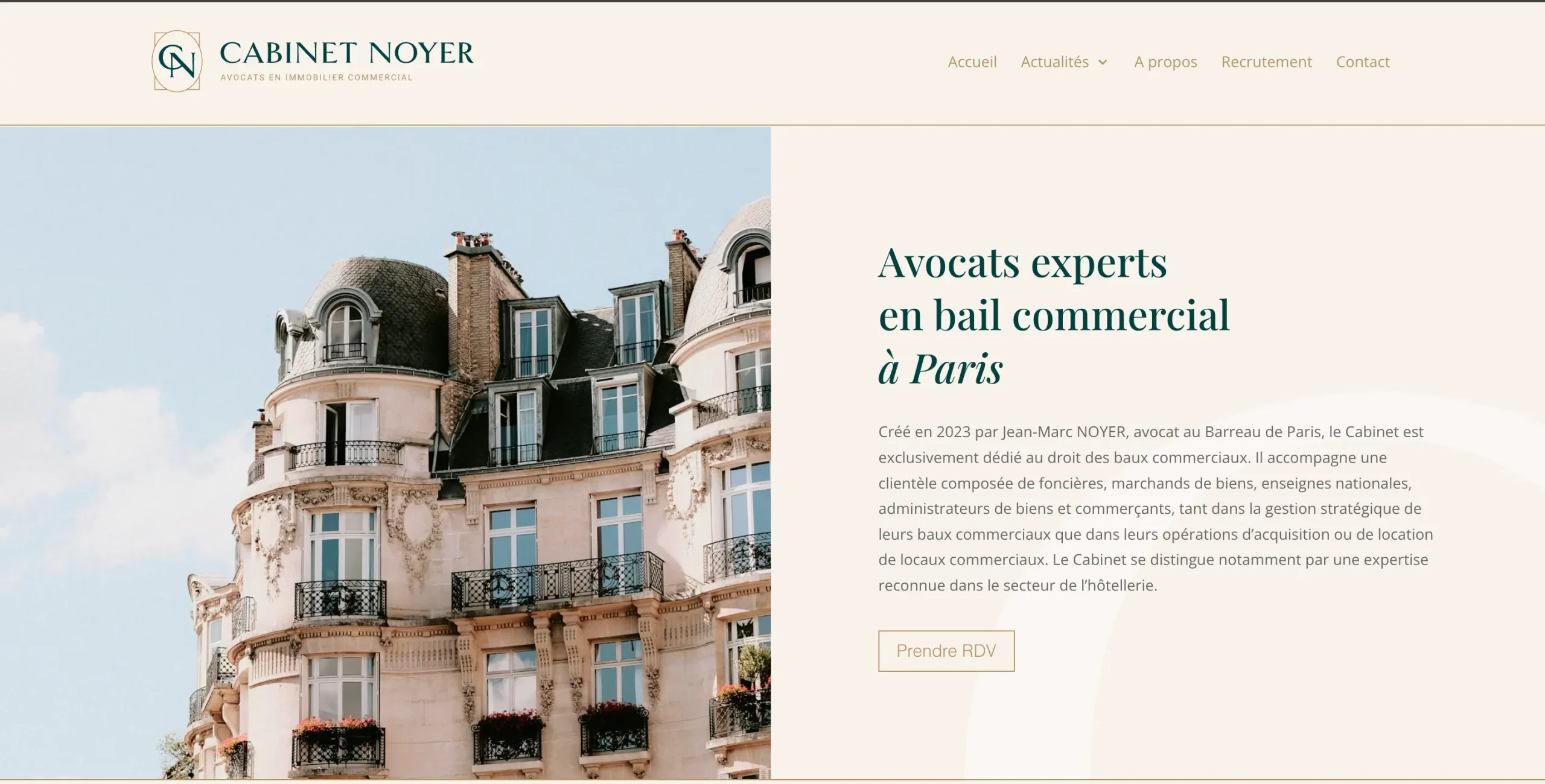 La première section du site vitrine du Cabinet Noyer, où l'on voit le titre de la page d'accueil, l'accroche et le bouton d'appel à l'action, au-dessus de la ligne de flottaison.